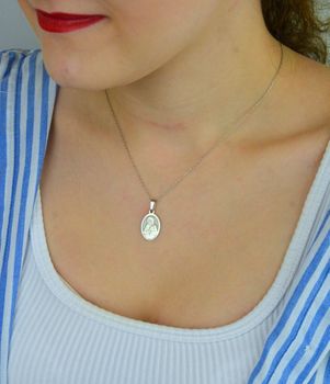 Srebrny rodowany medalik Ag 925 z wizerunkiem Św. Matki Teresy z Kalkuty. Z napisem „Wrażliwość na innych jest początkiem świętości”, wymiary 12 x 19 mm, waga 1,2–1,4 g, elegancki i symboliczny dodatek religijny (3).JPG