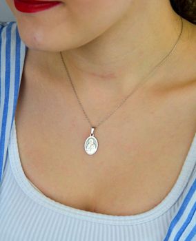 Srebrny rodowany medalik Ag 925 z wizerunkiem Św. Matki Teresy z Kalkuty. Z napisem „Wrażliwość na innych jest początkiem świętości”, wymiary 12 x 19 mm, waga 1,2–1,4 g, elegancki i symboliczny dodatek religijny (4).JPG