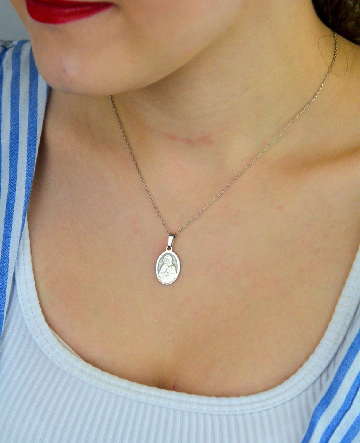 Srebrny rodowany medalik Ag 925 z wizerunkiem Św. Matki Teresy z Kalkuty. Z napisem „Wrażliwość na innych jest początkiem świętości”, wymiary 12 x 19 mm, waga 1,2–1,4 g, elegancki i symboliczny2.jpg