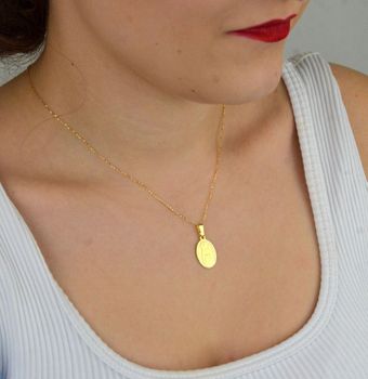 Srebrny pozłacany medalik Ag 925 z wizerunkiem Św. Barbary, patronki górników, marynarzy i architektów. Wymiary 12 x 19 mm, waga 1,4 g, elegancki i symboliczny dodatek religijny (1).JPG