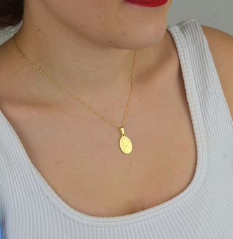 Srebrny pozłacany medalik Ag 925 z wizerunkiem Św. Barbary, patronki górników, marynarzy i architektów. Wymiary 12 x 19 mm, waga 1,4 g, elegancki i symboliczny dodatek religijny (2).JPG