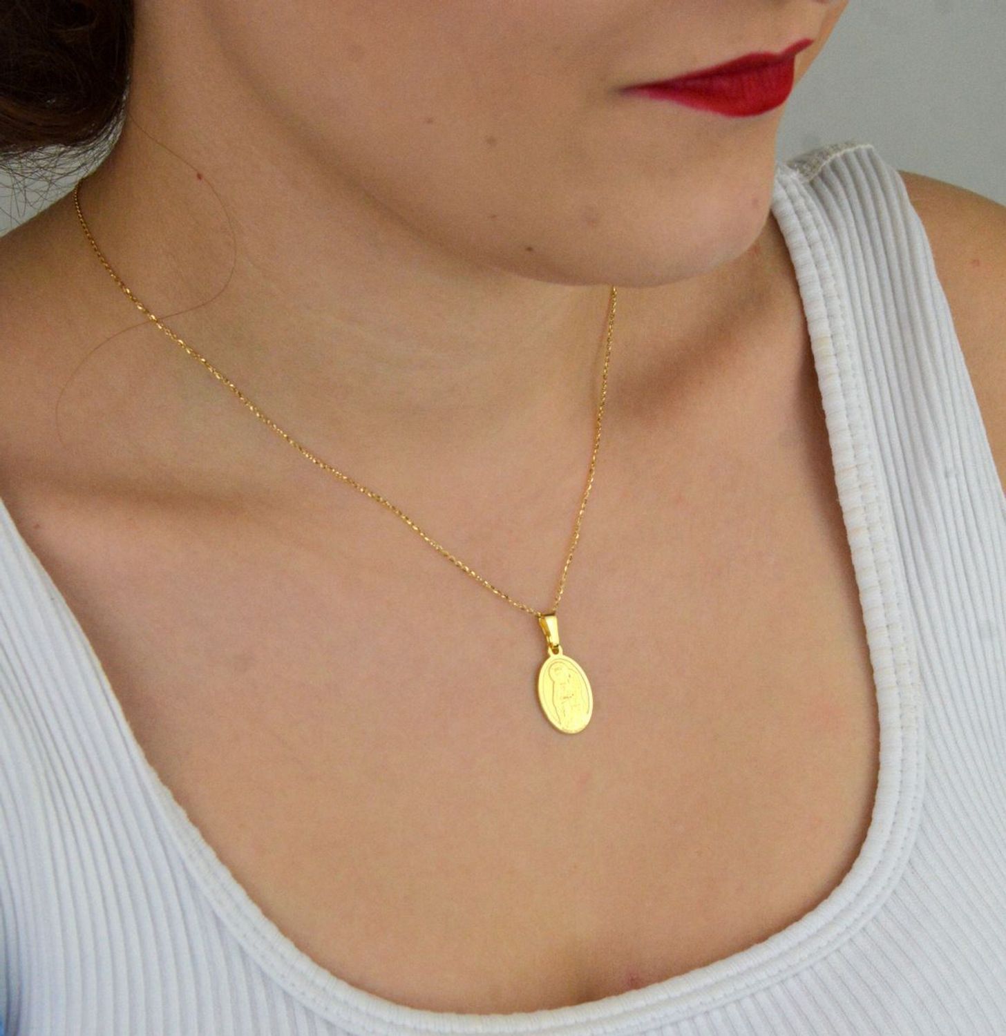 Srebrny pozłacany medalik Ag 925 z wizerunkiem Św. Barbary, patronki górników, marynarzy i architektów. Wymiary 12 x 19 mm, waga 1,4 g, elegancki i symboliczny dodatek religijny.1.webp