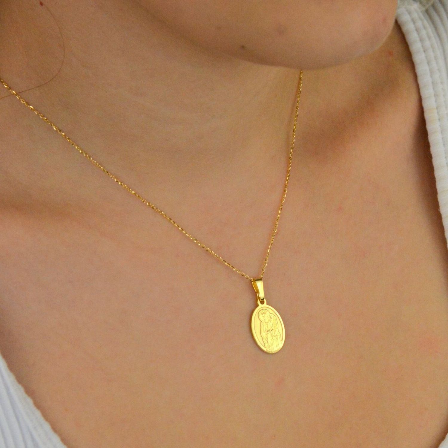 Srebrny pozłacany medalik Ag 925 z wizerunkiem Św. Barbary, patronki górników, marynarzy i architektów. Wymiary 12 x 19 mm, waga 1,4 g, elegancki i symboliczny dodatek religijny.1.webp