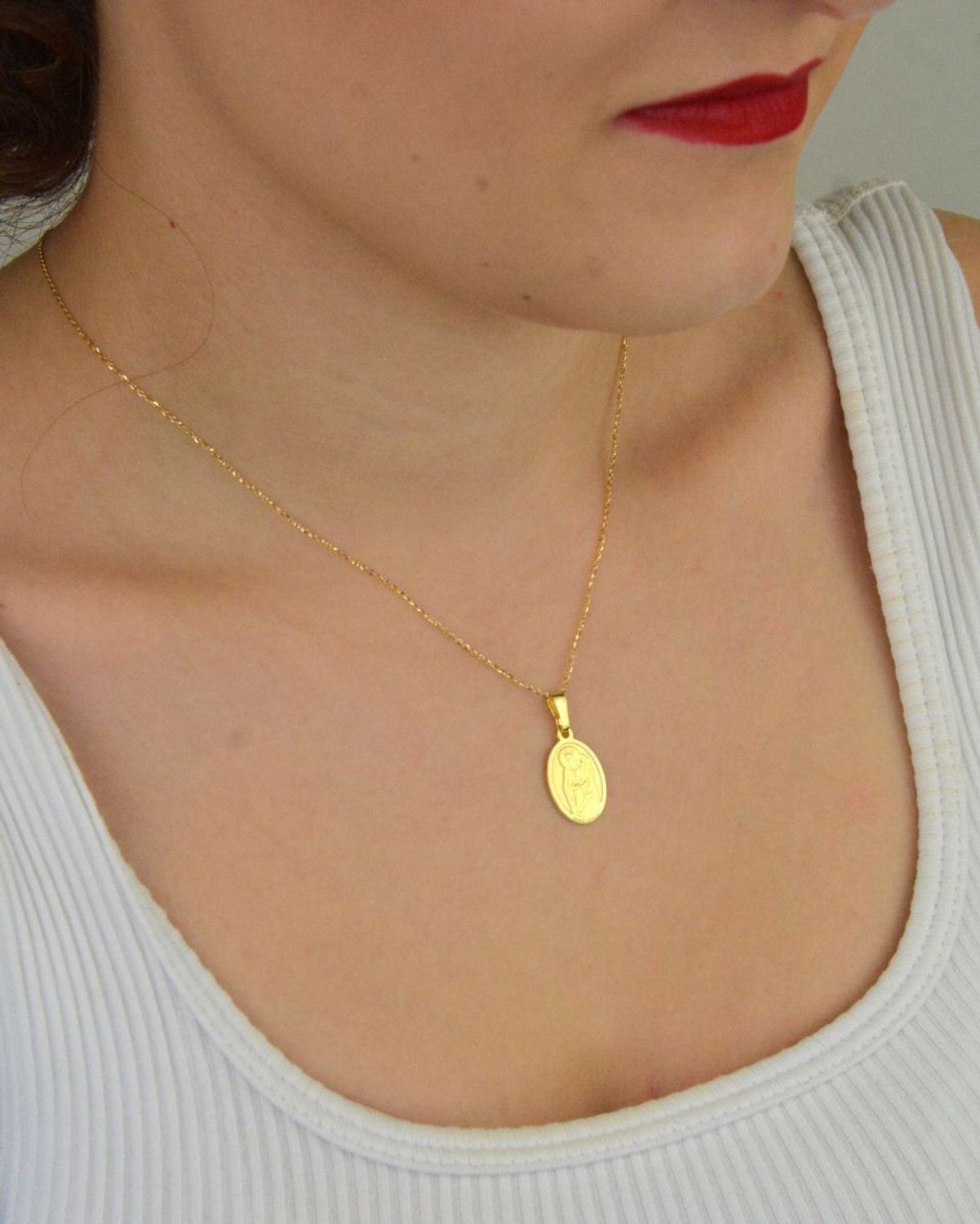 Srebrny pozłacany medalik Ag 925 z wizerunkiem Św. Barbary, patronki górników, marynarzy i architektów. Wymiary 12 x 19 mm, waga 1,4 g, elegancki i symboliczny dodatek religijny.1.webp