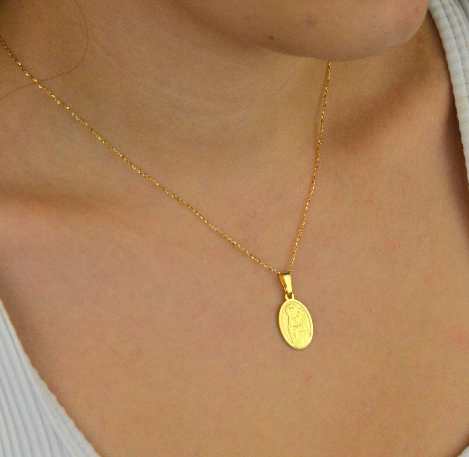 Srebrny pozłacany medalik Ag 925 z wizerunkiem Św. Barbary, patronki górników, marynarzy i architektów. Wymiary 12 x 19 mm, waga 1,4 g, elegancki i symboliczny dodatek religijny.1.webp