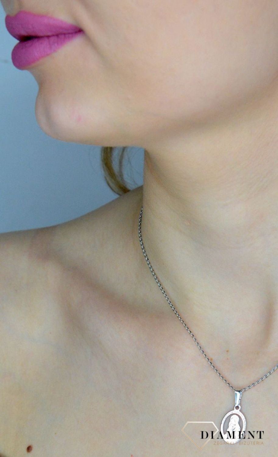 Srebrny medalik 925 Matka Boska z dzieciątkiem Pamiątka I Komunii Św. DIA-ZAW-MDC089-925.jpg