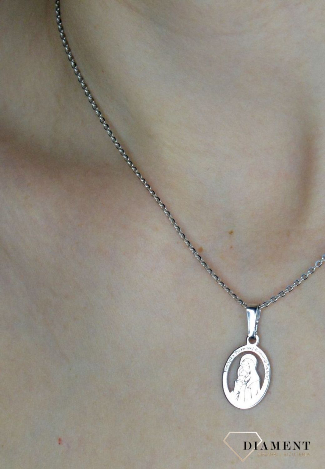 Srebrny medalik 925 Matka Boska z dzieciątkiem Pamiątka I Komunii Św. DIA-ZAW-MDC089-925.jpg