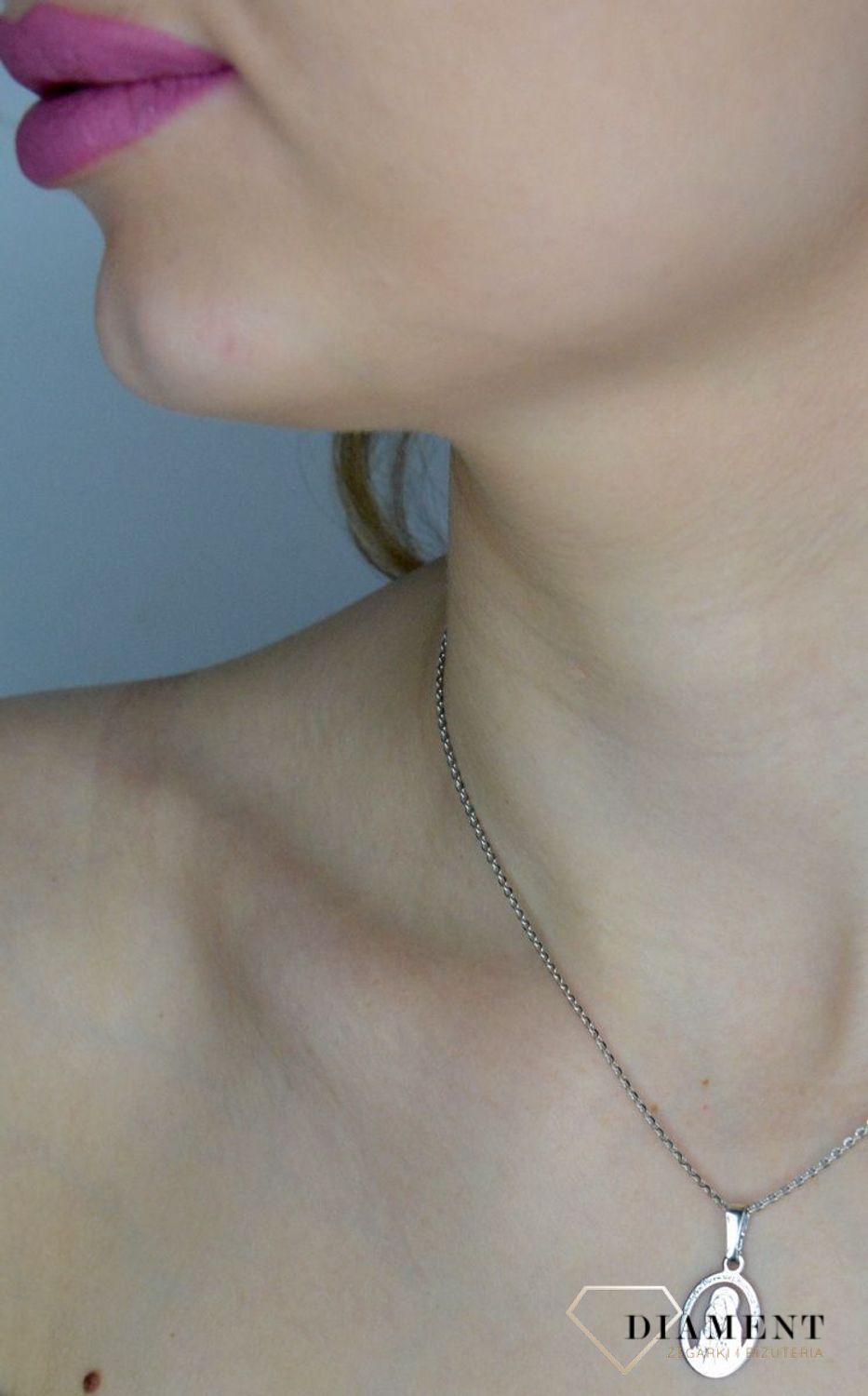 Srebrny medalik 925 Matka Boska z dzieciątkiem Pamiątka I Komunii Św. DIA-ZAW-MDC089-925.jpg