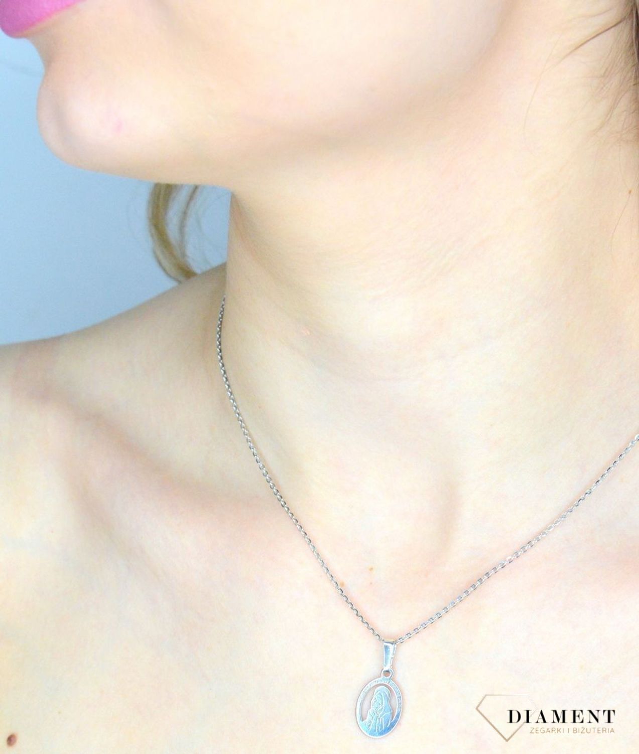 Srebrny medalik 925 Matka Boska z dzieciątkiem Pamiątka I Komunii Św. DIA-ZAW-MDC089-925.jpg