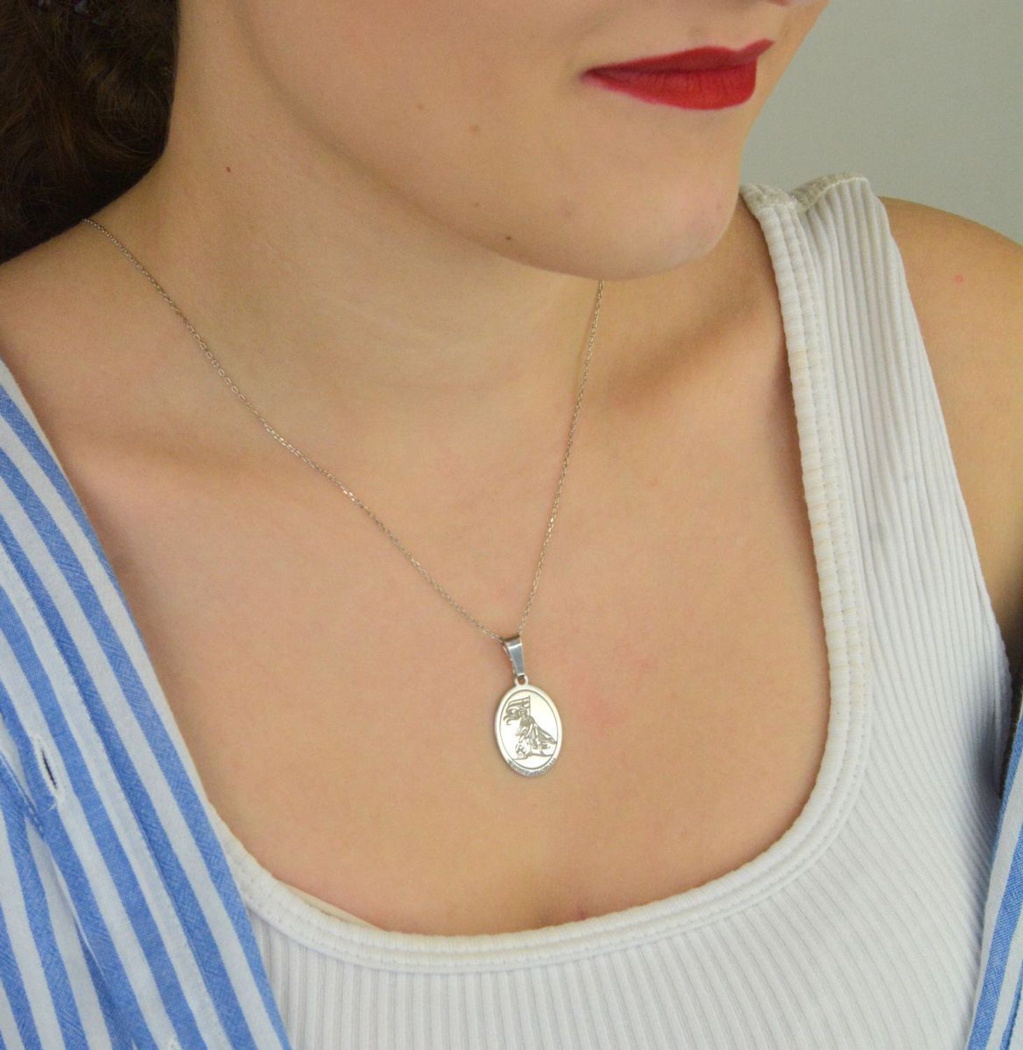 Medalik srebrny Ag 925 z wizerunkiem świętego Floriana, patrona strażaków. Rodowany, z napisem upamiętniającym poświęcenie i służbę w ratowaniu życia i mienia.1.jpg