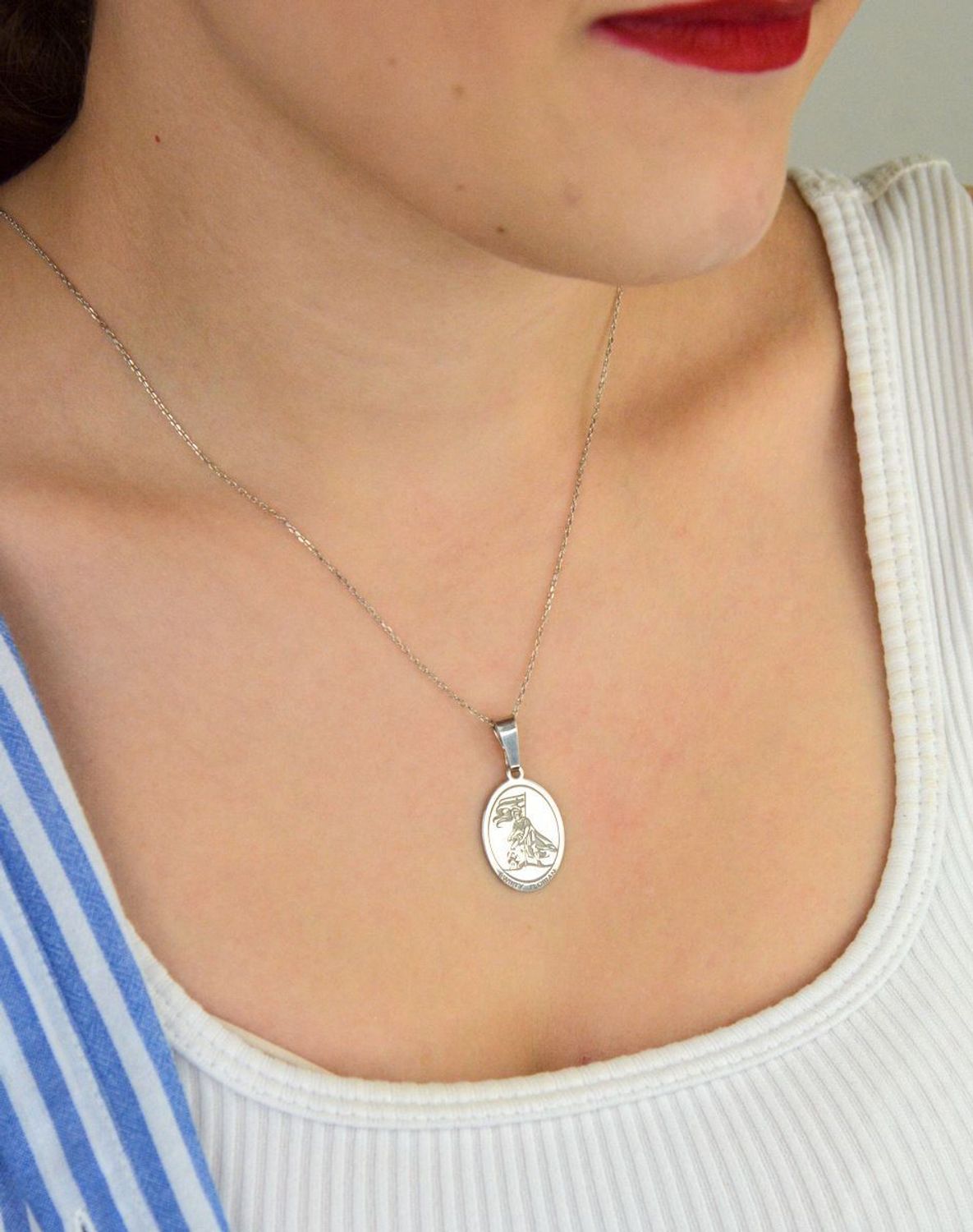 Medalik srebrny Ag 925 z wizerunkiem świętego Floriana, patrona strażaków. Rodowany, z napisem upamiętniającym poświęcenie i służbę w ratowaniu życia i mienia.1.jpg