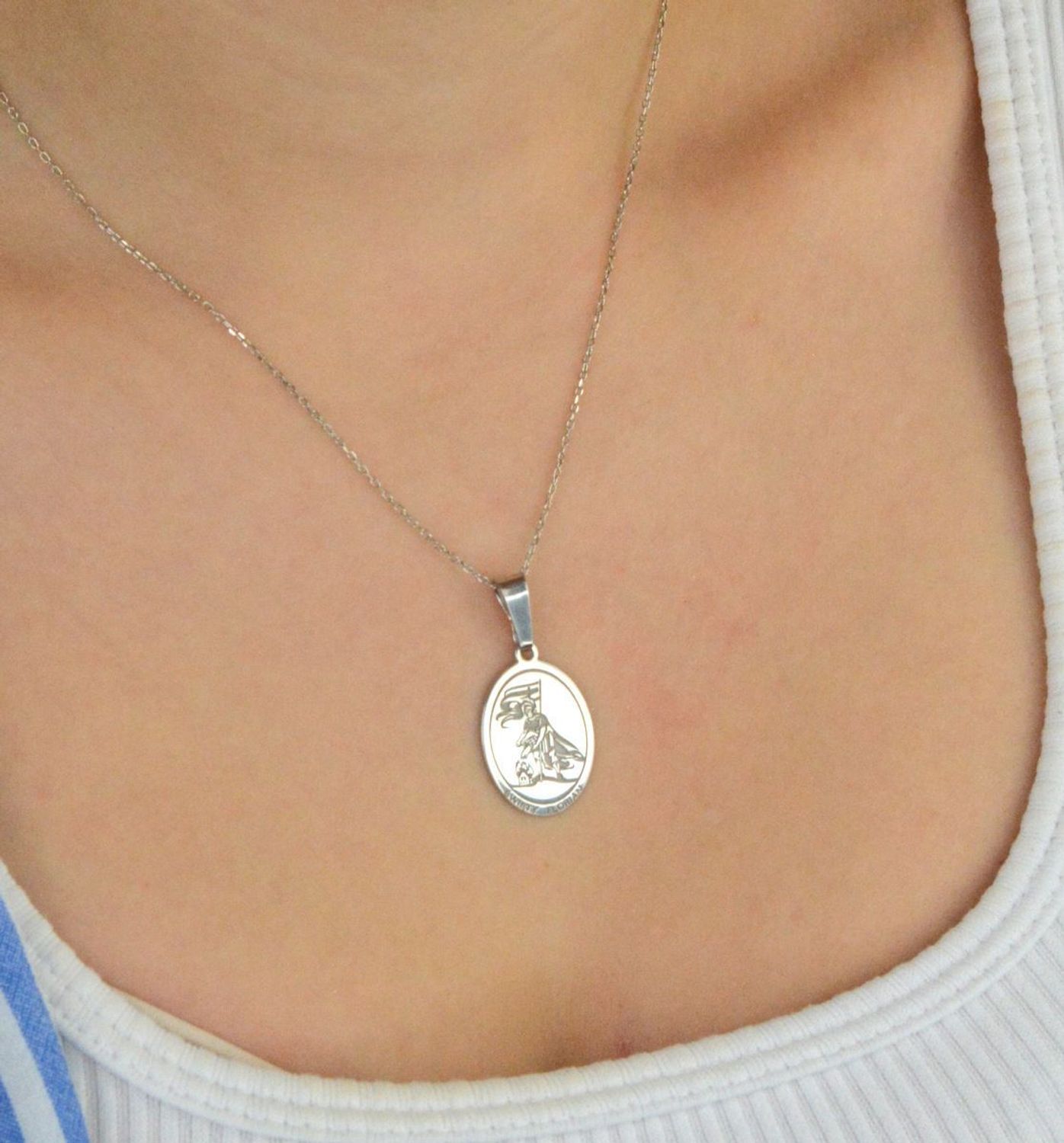 Medalik srebrny Ag 925 z wizerunkiem świętego Floriana, patrona strażaków. Rodowany, z napisem upamiętniającym poświęcenie i służbę w ratowaniu życia i mienia.1.jpg