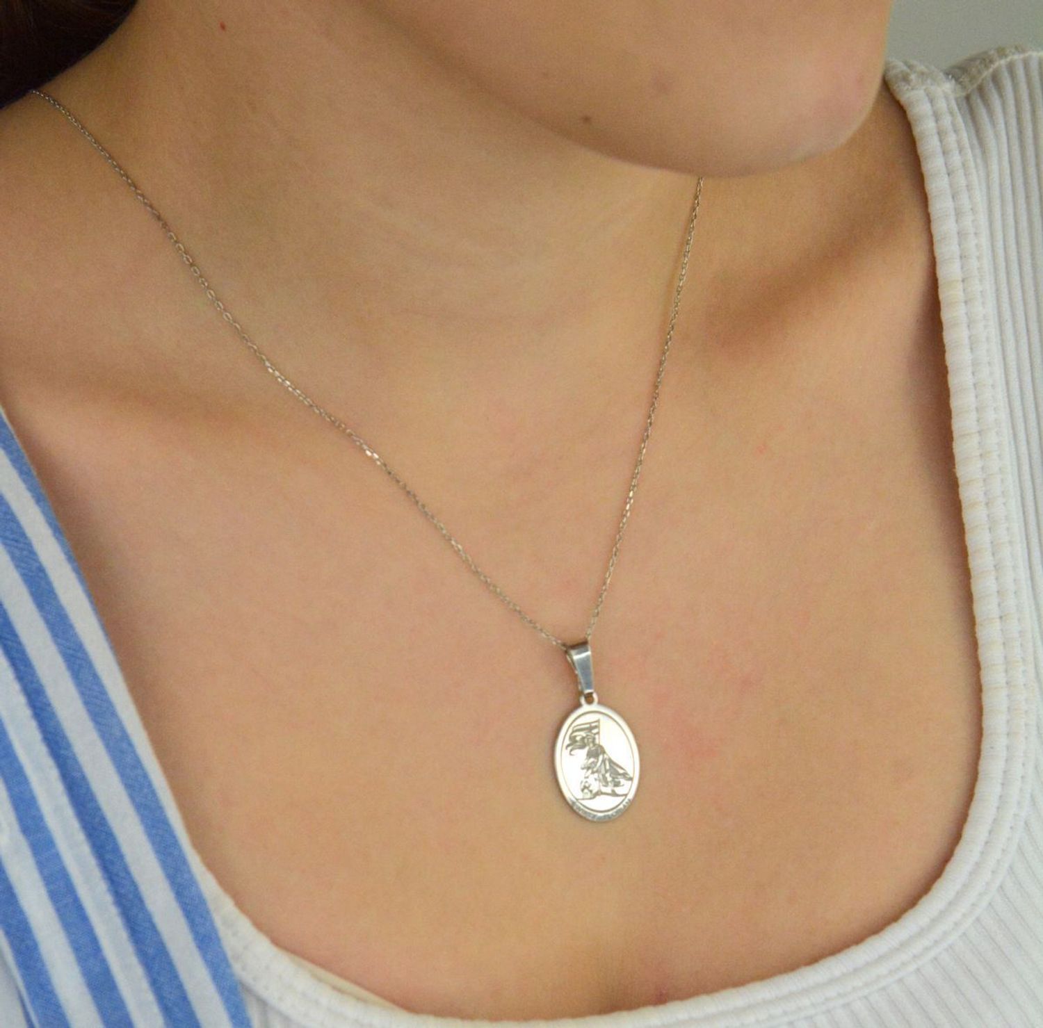 Medalik srebrny Ag 925 z wizerunkiem świętego Floriana, patrona strażaków. Rodowany, z napisem upamiętniającym poświęcenie i służbę w ratowaniu życia i mienia.1.jpg