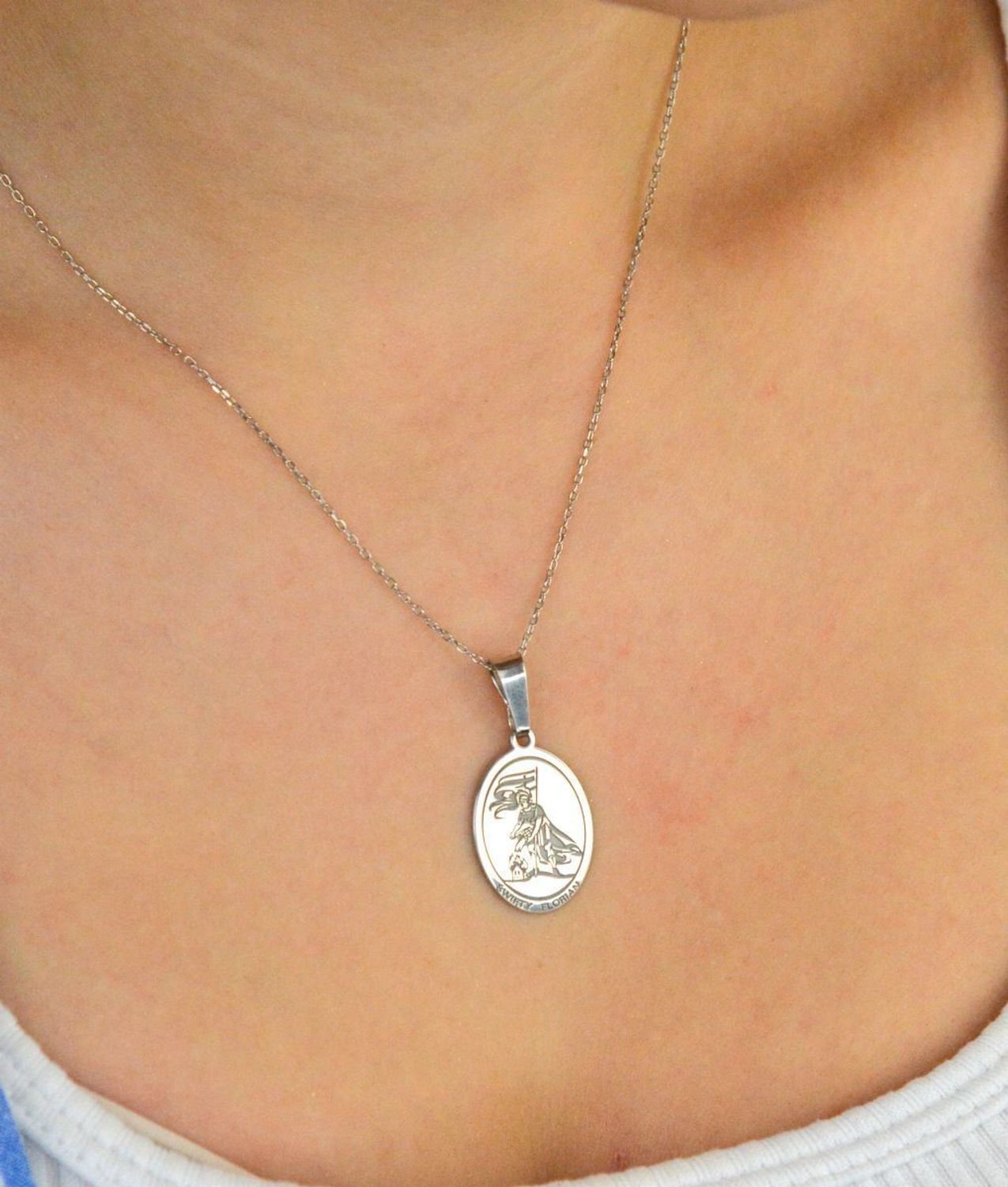 Medalik srebrny Ag 925 z wizerunkiem świętego Floriana, patrona strażaków. Rodowany, z napisem upamiętniającym poświęcenie i służbę w ratowaniu życia i mienia.1.jpg