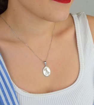 Medalik został wykonany z najwyższej jakości srebra próby 925, a jego powierzchnia została dodatkowo pokryta rodem, co nadaje mu elegancki połysk i trwałość na lata (2).JPG