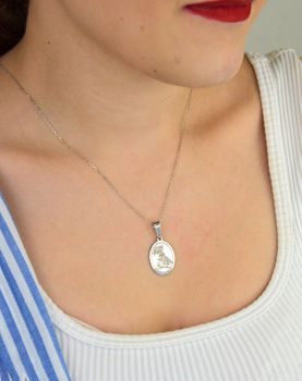 Medalik został wykonany z najwyższej jakości srebra próby 925, a jego powierzchnia została dodatkowo pokryta rodem, co nadaje mu elegancki połysk i trwałość na lata (3).JPG