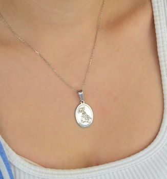 Medalik został wykonany z najwyższej jakości srebra próby 925, a jego powierzchnia została dodatkowo pokryta rodem, co nadaje mu elegancki połysk i trwałość na lata (4).JPG