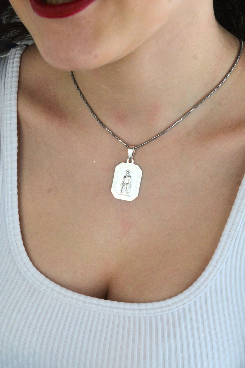 Medalik srebrny AG 925 ze Świętym Peregrynem. Wysokość 25 mm, szerokość 20 mm, klasyczny i elegancki dodatek religijny, waga 3,9 g.1.jpg