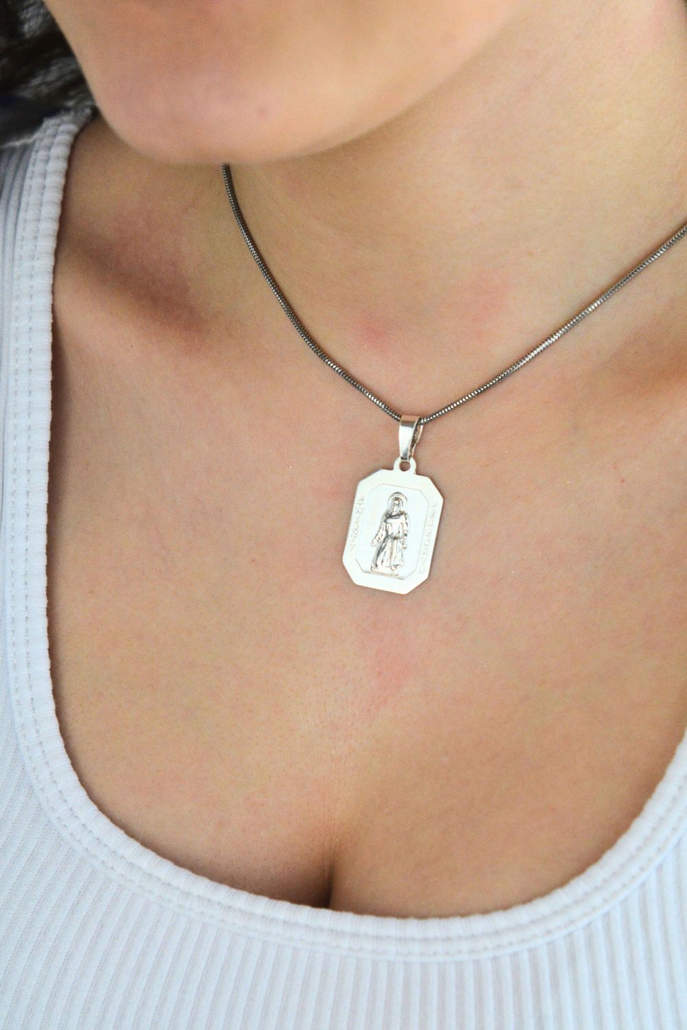 Medalik srebrny AG 925 ze Świętym Peregrynem. Wysokość 25 mm, szerokość 20 mm, klasyczny i elegancki dodatek religijny, waga 3,9 g.1.jpg