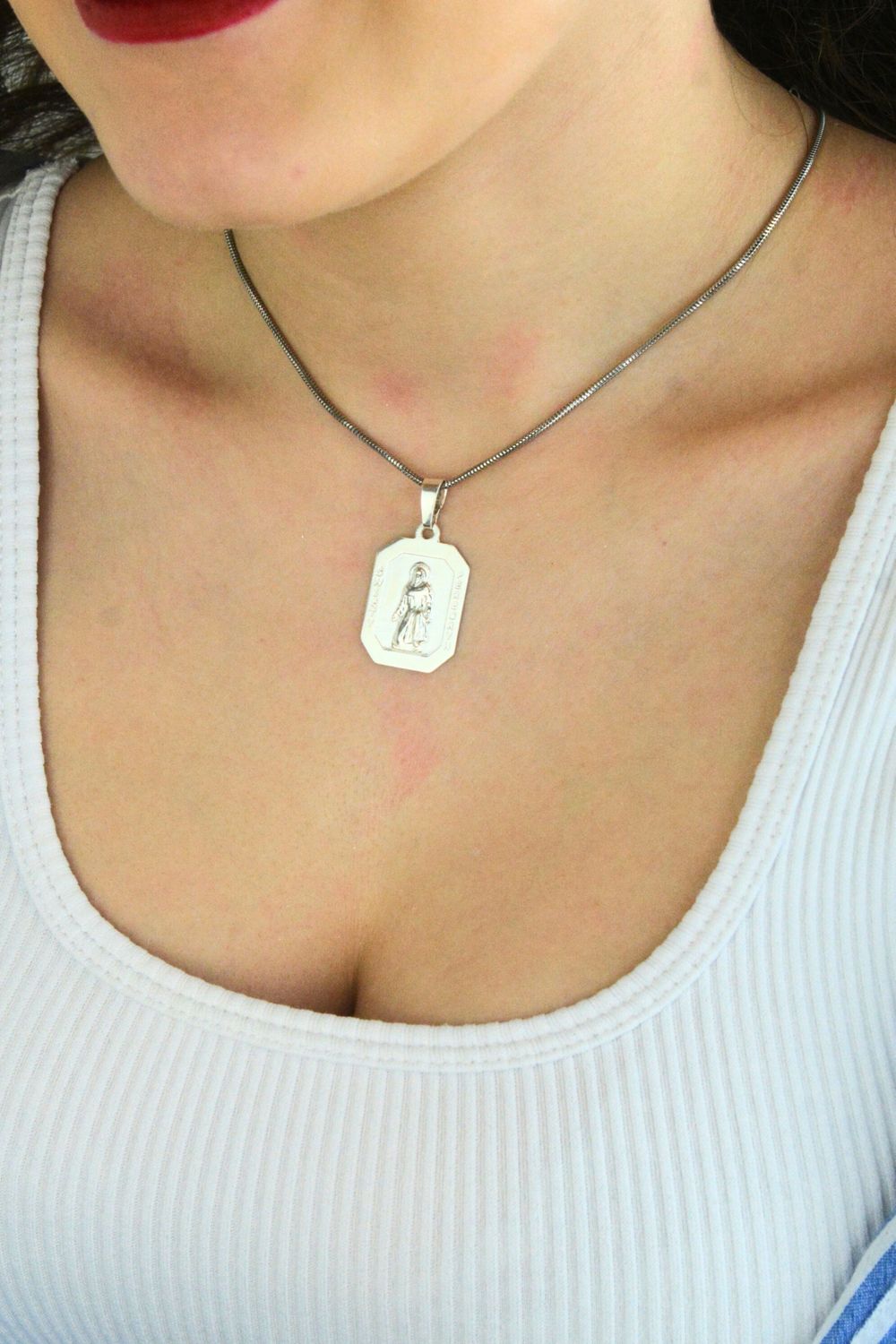 Medalik srebrny AG 925 ze Świętym Peregrynem. Wysokość 25 mm, szerokość 20 mm, klasyczny i elegancki dodatek religijny, waga 3,9 g.1.jpg