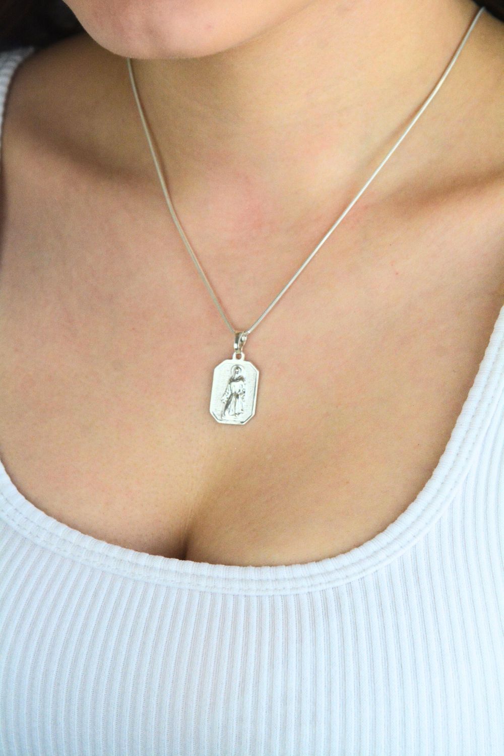 Delikatny medalik srebrny AG 925 ze Świętym Peregrynem. Wysokość 20 mm, szerokość 15 mm, klasyczny i elegancki dodatek religijny, waga 2,8 g.1.jpg