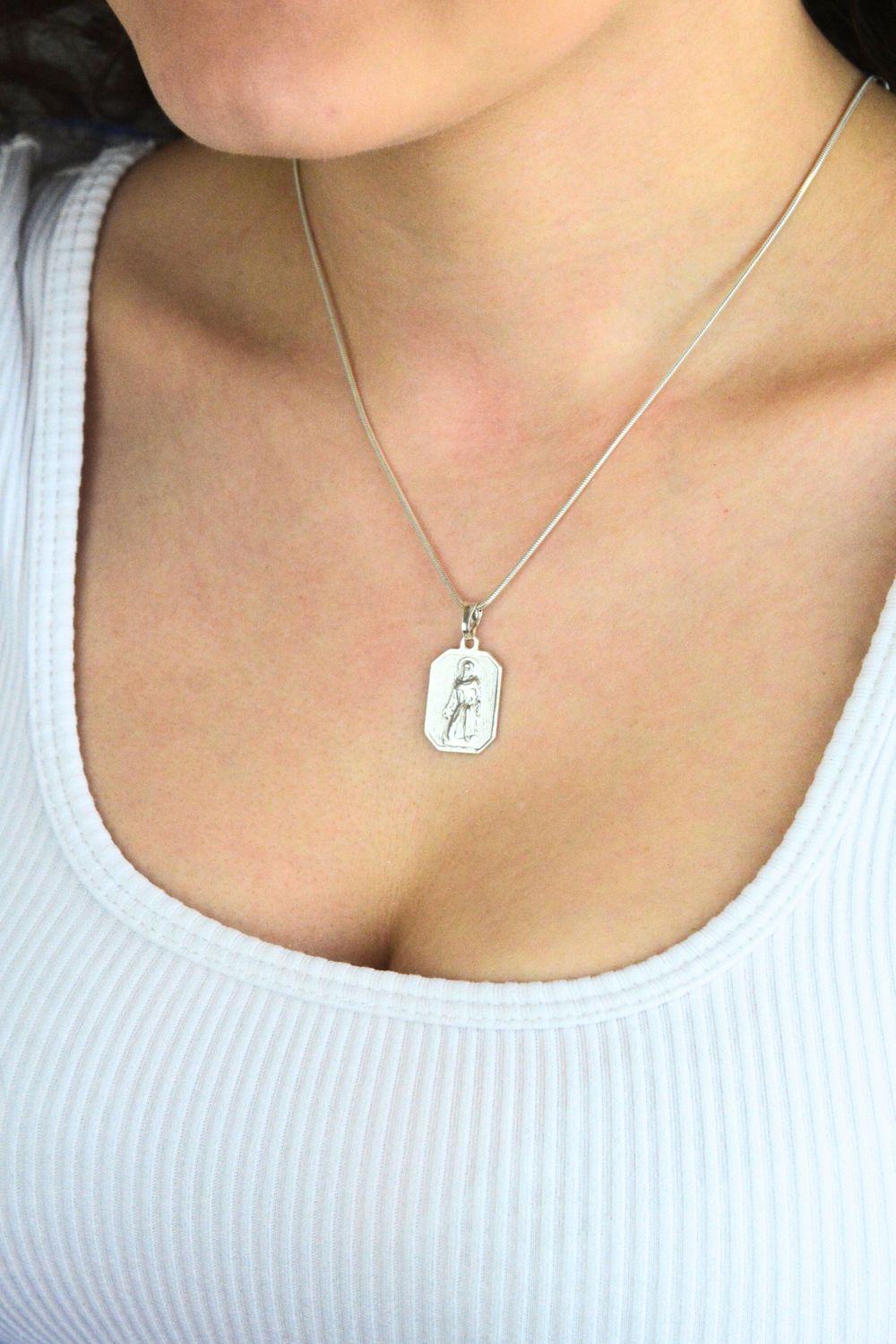 Delikatny medalik srebrny AG 925 ze Świętym Peregrynem. Wysokość 20 mm, szerokość 15 mm, klasyczny i elegancki dodatek religijny, waga 2,8 g.1.jpg