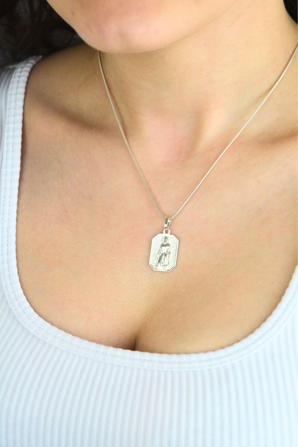 Delikatny medalik srebrny AG 925 ze Świętym Peregrynem. Wysokość 20 mm, szerokość 15 mm, klasyczny i elegancki dodatek religijny, waga 2,8 g.1.jpg