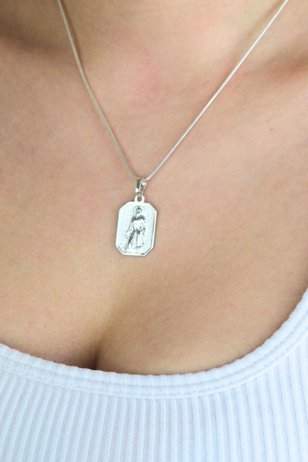 Delikatny medalik srebrny AG 925 ze Świętym Peregrynem. Wysokość 20 mm, szerokość 15 mm, klasyczny i elegancki dodatek religijny, waga 2,8 g.1.jpg