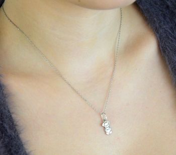 Srebrna zawieszka w kształcie misia 925 DIA-ZAW-MIS-925-9 Urocza i delikatna zawieszka srebrna w kształcie misia, wykonana z wysokiej jakości srebra próby 925. Idealna na prezent (2).JPG