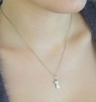 Srebrna zawieszka w kształcie misia 925 DIA-ZAW-MIS-925-9 Urocza i delikatna zawieszka srebrna w kształcie misia, wykonana z wysokiej jakości srebra próby 925. Idealna na prezent (3).JPG