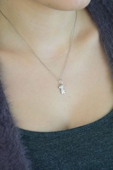 Srebrna zawieszka w kształcie misia 925 DIA-ZAW-MIS-925-9 Urocza i delikatna zawieszka srebrna w kształcie misia, wykonana z wysokiej jakości srebra próby 925. Idealna na prezent (4).JPG