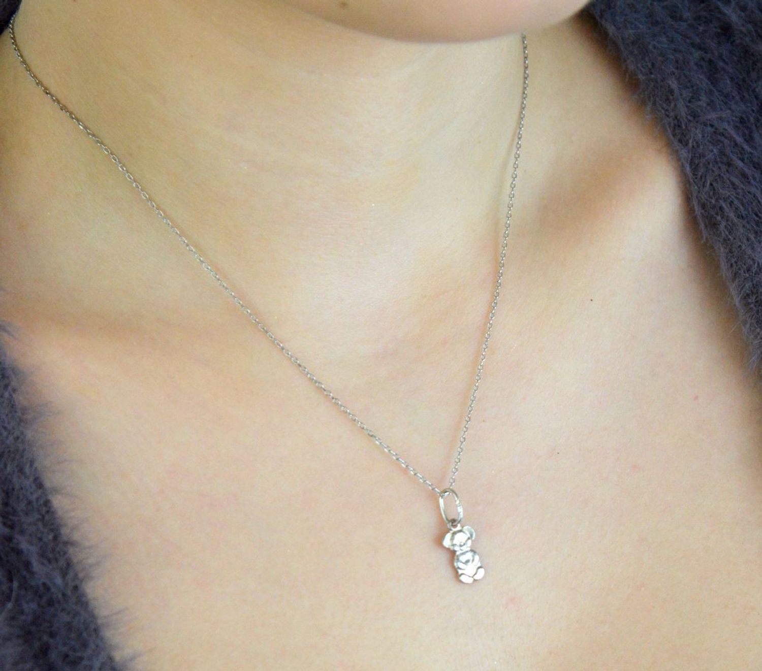 Srebrna zawieszka w kształcie misia 925 DIA-ZAW-MIS-925-9 Urocza i delikatna zawieszka srebrna w kształcie misia, wykonana z wysokiej jakości srebra próby 925. Idealna na prezent1.jpg