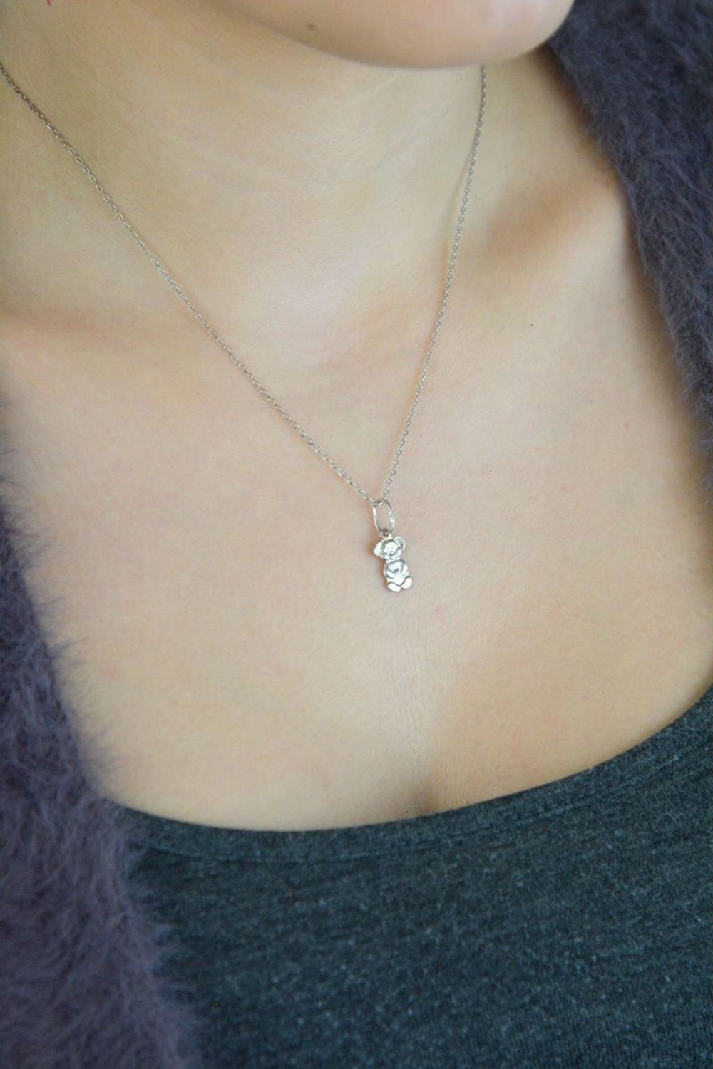 Srebrna zawieszka w kształcie misia 925 DIA-ZAW-MIS-925-9 Urocza i delikatna zawieszka srebrna w kształcie misia, wykonana z wysokiej jakości srebra próby 925. Idealna na prezent1.jpg