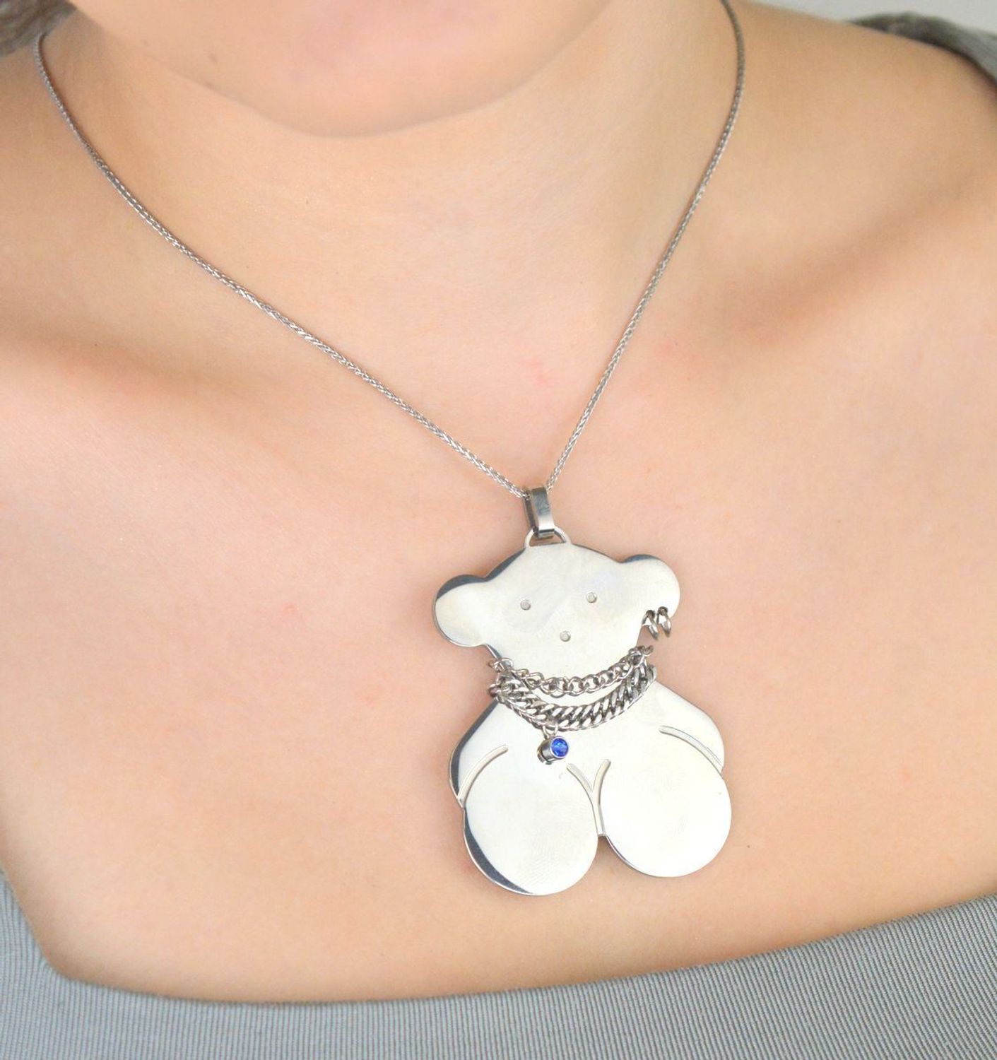 Oryginalna zawieszka damska w kształcie misia z niebieską cyrkonią. Wykonana ze stali, idealna na prezent. Zobacz kolekcję zawieszek Tuos – piękno i trwałość w jednym!1.jpg