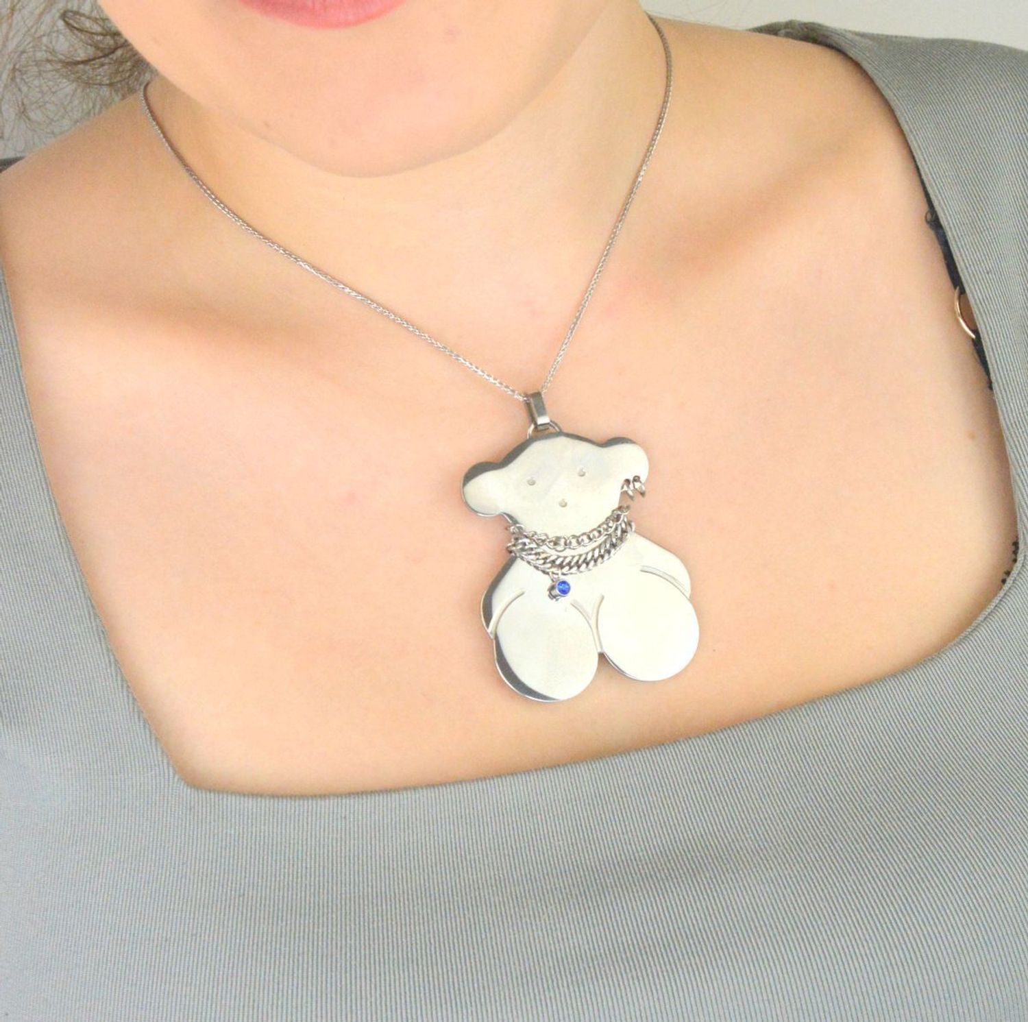 Oryginalna zawieszka damska w kształcie misia z niebieską cyrkonią. Wykonana ze stali, idealna na prezent. Zobacz kolekcję zawieszek Tuos – piękno i trwałość w jednym!1.jpg