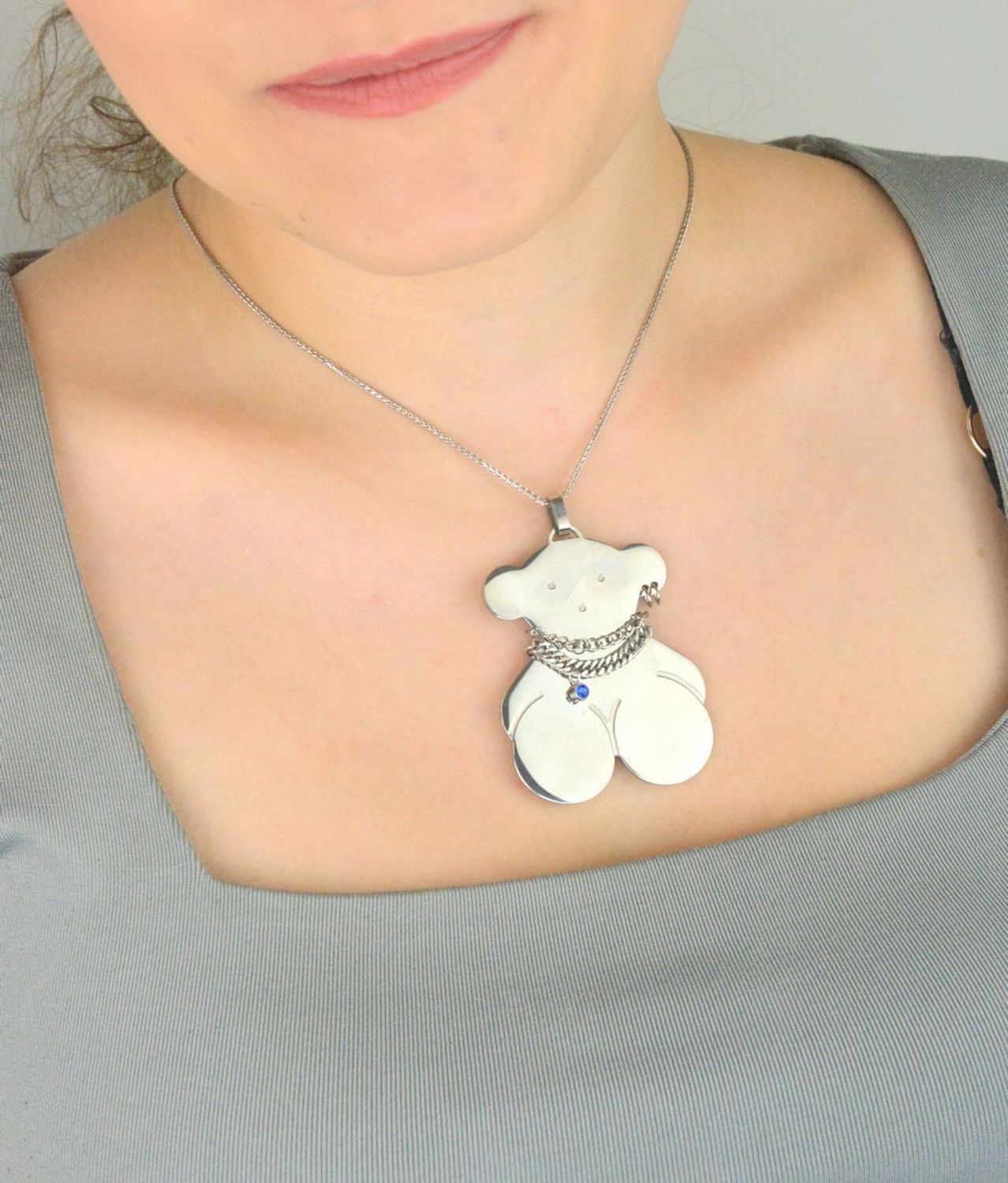 Oryginalna zawieszka damska w kształcie misia z niebieską cyrkonią. Wykonana ze stali, idealna na prezent. Zobacz kolekcję zawieszek Tuos – piękno i trwałość w jednym!1.jpg