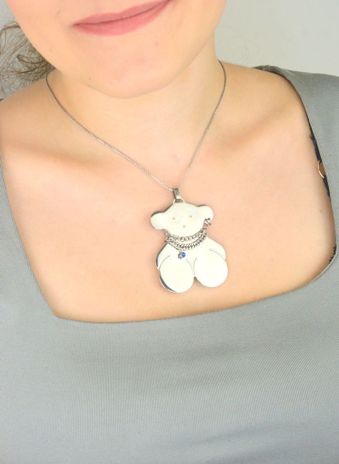 Oryginalna zawieszka damska w kształcie misia z niebieską cyrkonią. Wykonana ze stali, idealna na prezent. Zobacz kolekcję zawieszek Tuos – piękno i trwałość w jednym!1.jpg