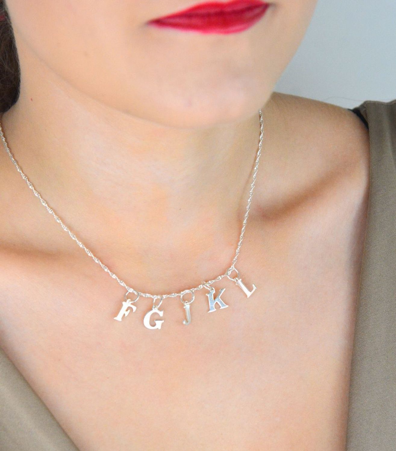 Zawieszka srebrna 925 w formie gładkiej litery F. Wymiary 1,5 cm x 7 mm, waga 0,38 g. Minimalistyczna, osobista i stylowa – idealna na prezent.1.jpg