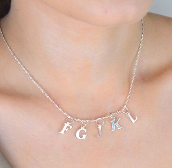 Zawieszka srebrna próby 925 w formie litery G. Wymiary 1,5 cm x 9 mm, waga 0,46 g. Osobista, stylowa i idealna do personalizowanej biżuterii (2).JPG