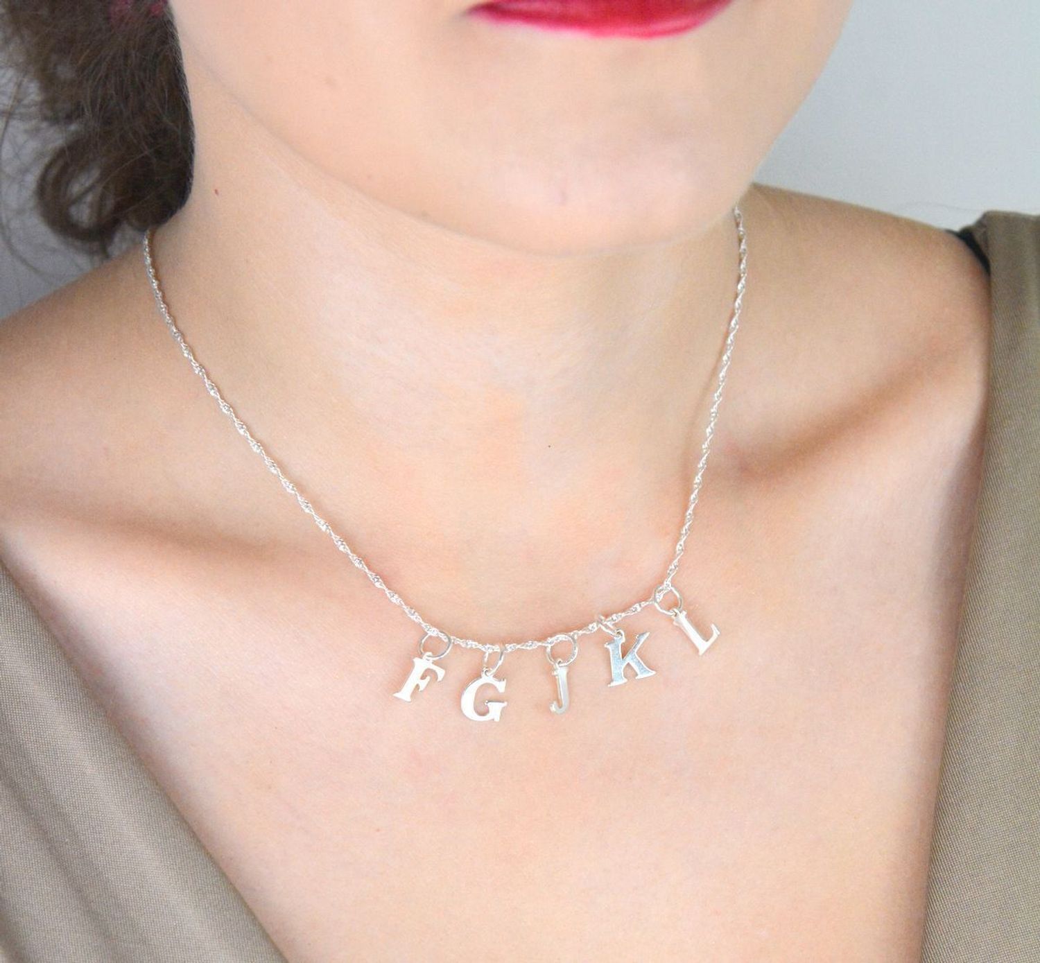 Zawieszka srebrna próby 925 w formie litery J. Wymiary 1,5 cm x 5 mm, waga 0,46 g. Minimalistyczna, elegancka i personalna biżuteria.1.jpg