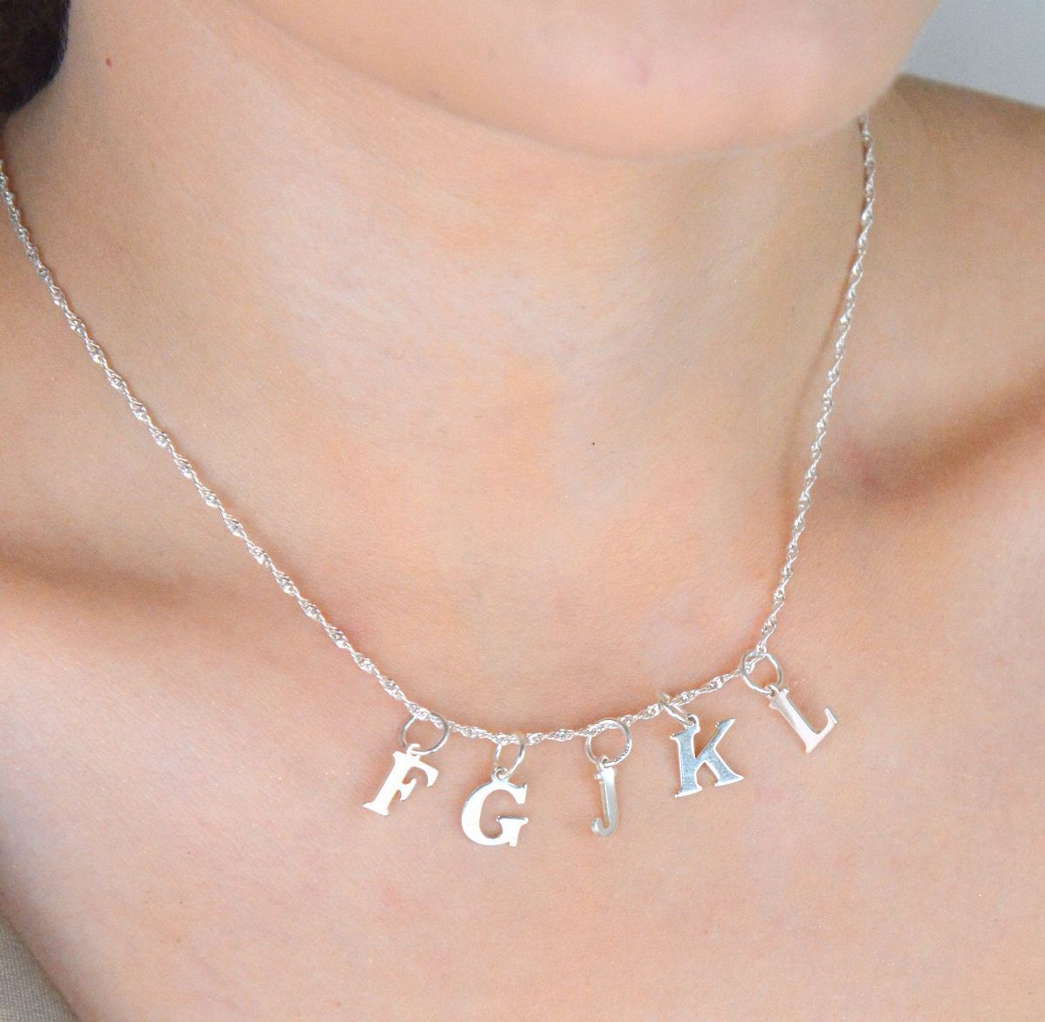 Zawieszka srebrna próby 925 w formie litery J. Wymiary 1,5 cm x 5 mm, waga 0,46 g. Minimalistyczna, elegancka i personalna biżuteria.1.jpg