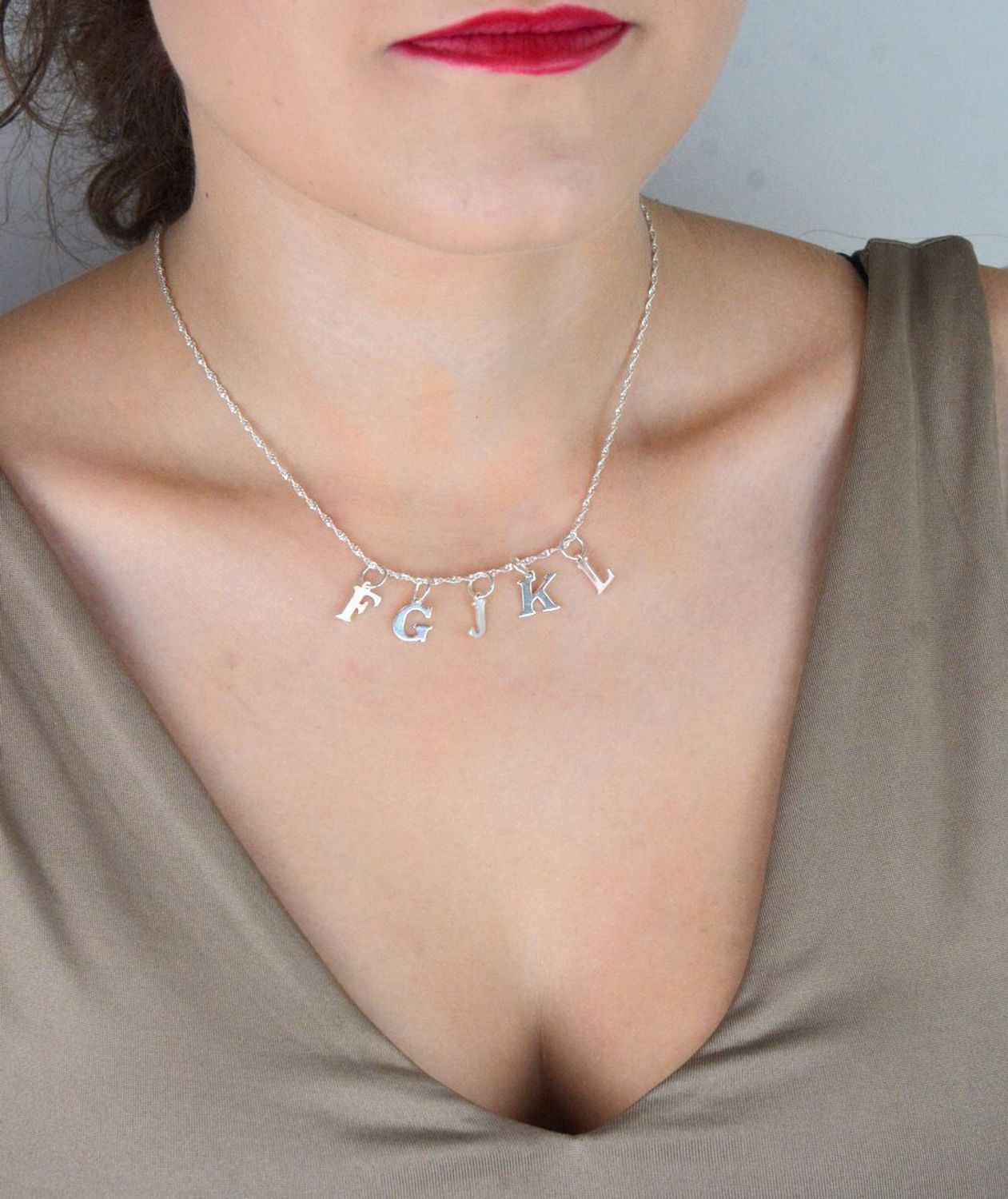 Zawieszka srebrna próby 925 w formie litery K. Wymiary 1,5 cm x 1,0 cm, waga 0,49 g. Personalna i elegancka biżuteria na co dzień i na prezent.1.jpg