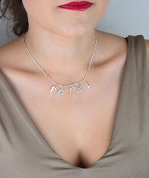 Zawieszka damska srebrna 925 w kształcie litery L. Długość 1,5 cm, waga 0,36 g. Elegancka, subtelna i idealna do personalizacji biżuterii (2).JPG
