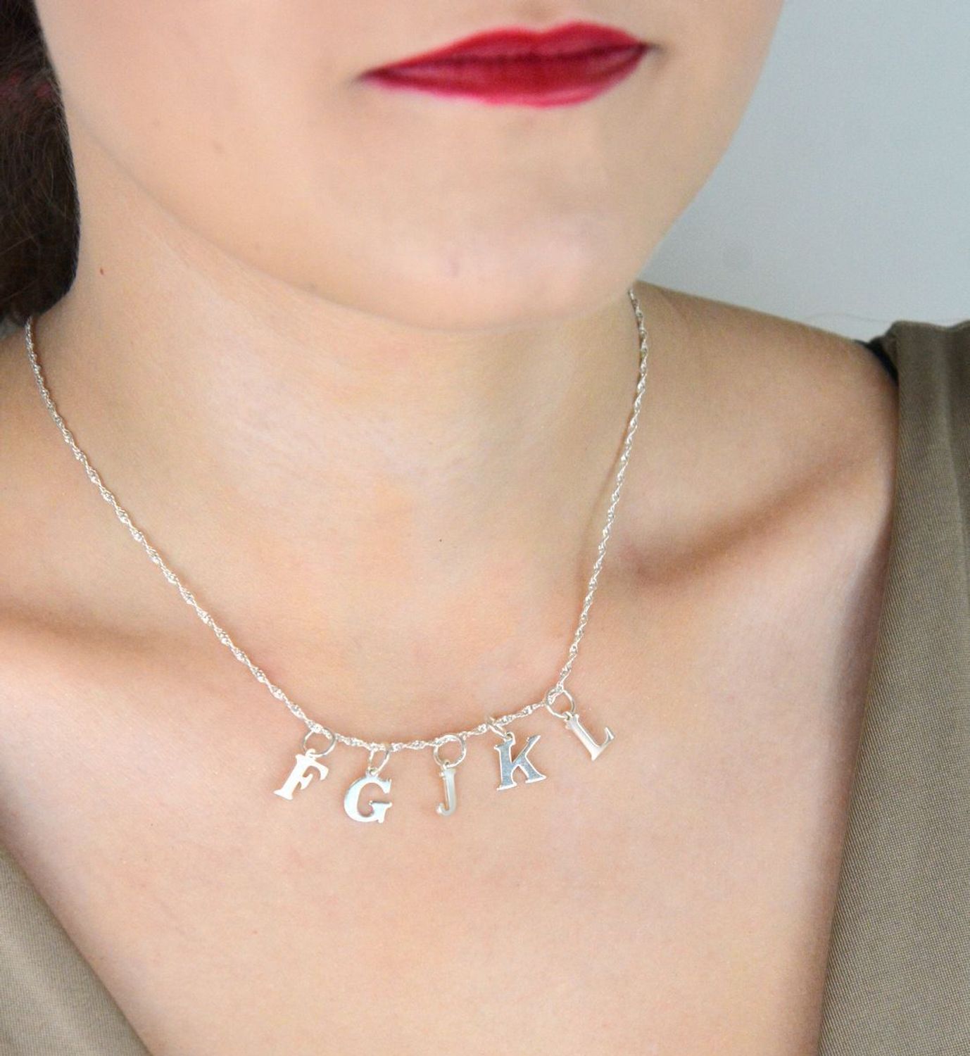 Zawieszka damska srebrna 925 w kształcie litery L. Długość 1,5 cm, waga 0,36 g. Elegancka, subtelna i idealna do personalizacji biżuterii.1.jpg