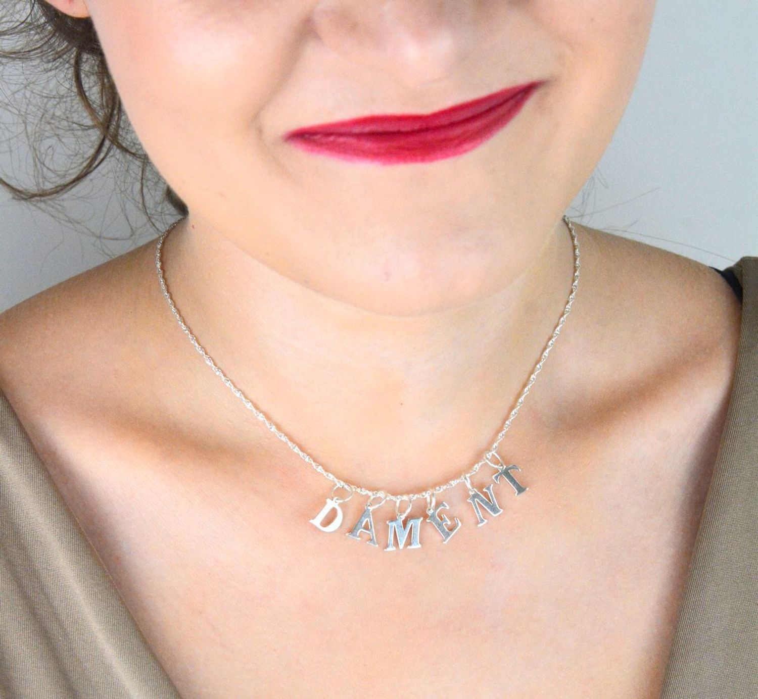 Zawieszka srebrna próby 925 z literą N. Wymiary 1,5 cm x 8 mm, waga 0,48 g. Elegancka i osobista biżuteria – idealna na prezent lub do codziennego noszenia.1.jpg