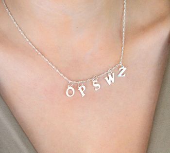 Elegancka srebrna zawieszka z literką P wykonana ze srebra 925. Minimalistyczny design i symboliczne znaczenie – idealny prezent lub osobisty talizman (1).JPG