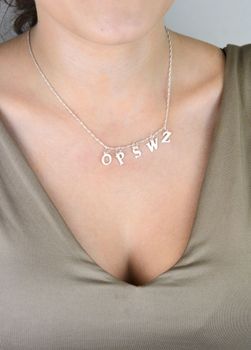 Elegancka srebrna zawieszka z literką P wykonana ze srebra 925. Minimalistyczny design i symboliczne znaczenie – idealny prezent lub osobisty talizman (4).JPG