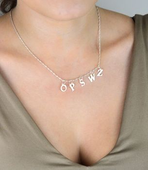 Elegancka srebrna zawieszka z literką P wykonana ze srebra 925. Minimalistyczny design i symboliczne znaczenie – idealny prezent lub osobisty talizman (6).JPG