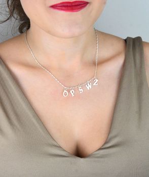 Zawieszka srebrna próby 925 – litera Z. Wymiary 1,5 cm x 8 mm, waga 0,46 g. Delikatna, elegancka i idealna do personalizacji biżuterii (2).JPG