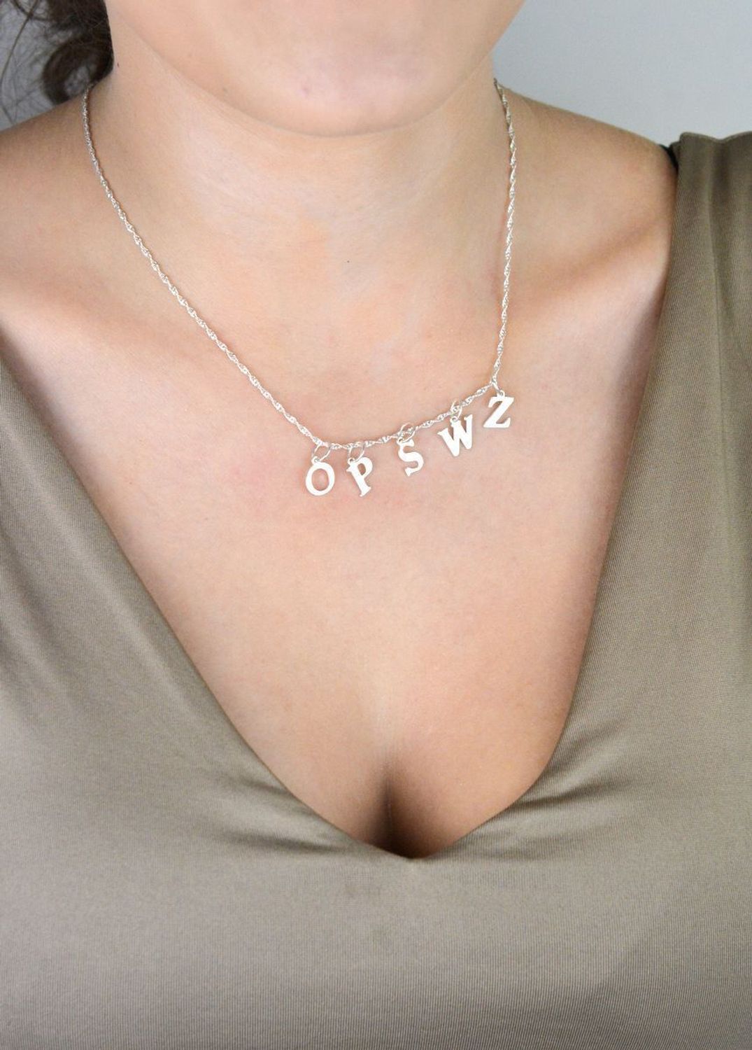 Zawieszka srebrna próby 925 – litera Z. Wymiary 1,5 cm x 8 mm, waga 0,46 g. Delikatna, elegancka i idealna do personalizacji biżuterii.1.jpg